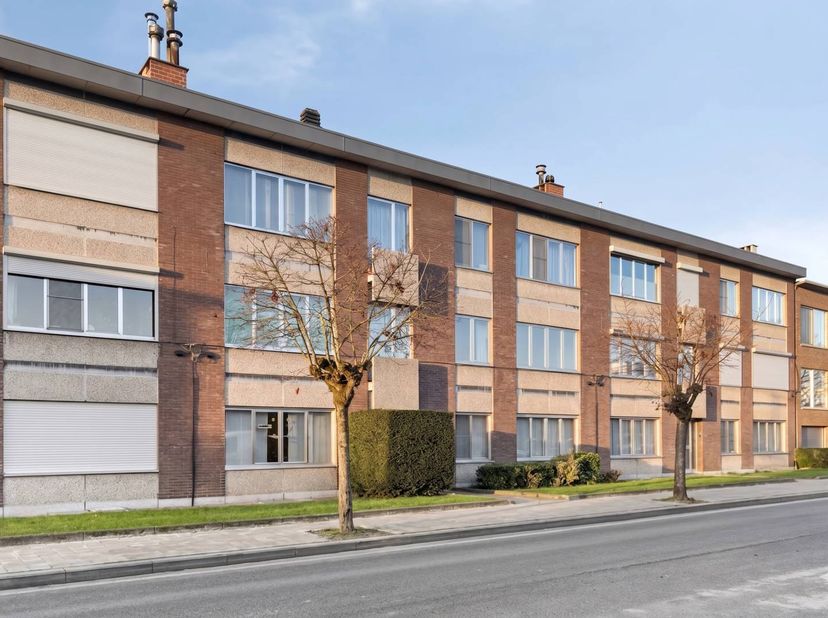 Indeling: <br />
- inkomhal <br />
- apart toilet <br />
- lichtrijke woonkamer <br />
- keuken <br />
- slaapkamer 1<br />
- slaapkamer 2 <br />
- ka