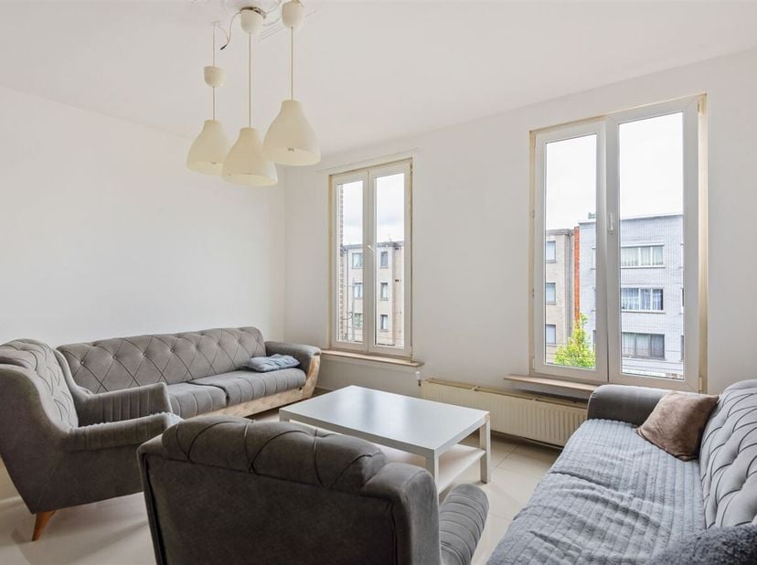 Appartement met 1 slaapkamer te koop in Hoboken<br />
Ligging:<br />
Dit pand is gunstig gelegen aan de Sint-Bernardsesteenweg in het hart van Hoboken