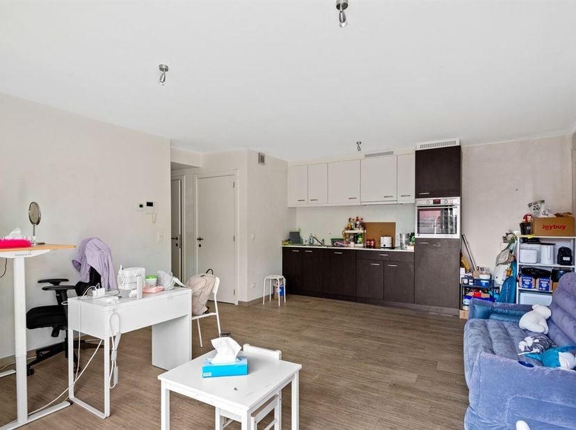 Modern afgewerkt appartement (ca. 60 m²) met één ruime slaapkamer, zonnig terras en private autostaanplaats, gelegen in een recent gebouw uit 2016. Mo