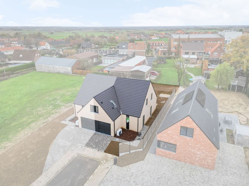 In Wijtschate, deelgemeente van Heuvelland, bevindt zich in een rustige en recente residentiële woonwijk dit prachtig perceel van 424 m². Hierop werd