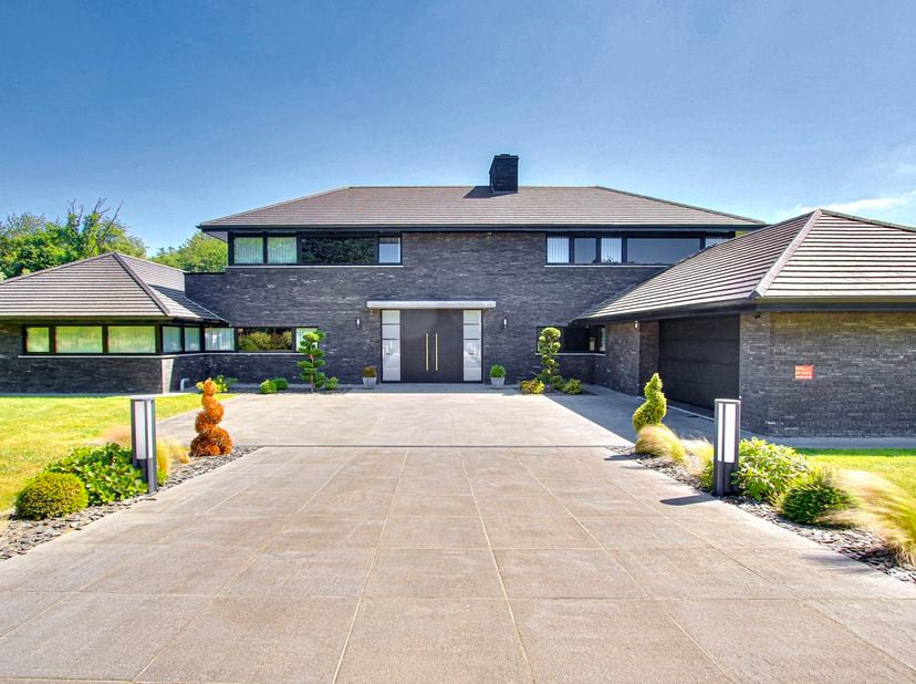 Deze majestueuze onder architectuur gebouwde villa ligt op 72 hectare grond en beschikt over eersteklas voorzieningen.<br />
De begane grond komt uit