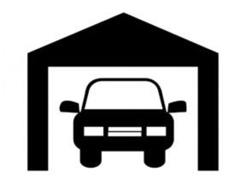 Centraal gelegen autostaanplaats (nabij grote markt). Gelegen in gebouw, met automatische sectionaalpoort.