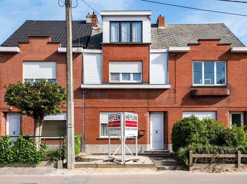 Gelegen op een goed bereikbare locatie bevindt zich deze te renoveren woning, met een vlotte aansluiting naar omliggende gemeenten. Winkels, scholen e