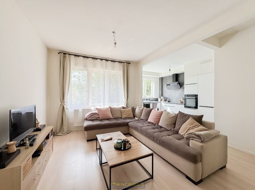 Appartement prêt à emménager avec TERRASSE et RÉNOVATION RÉCENTE, situé dans un EMPLACEMENT DE CHOIX à ANDERLECHT.<br />
Cet APPARTEMENT RÉNOVÉ AVEC G