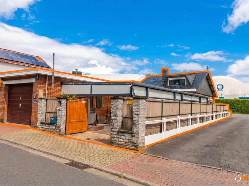 Maison plain-pied 100% rénovée.<br />
A vendre en mode viager occupé :  les 179 m² habitables comprennent un hall d'entrée, un salon, une salle à man