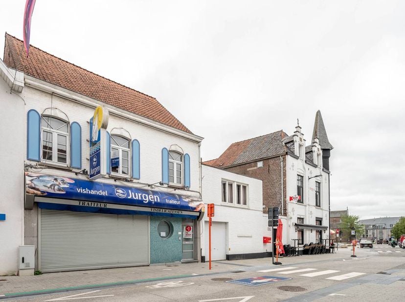Gelegen in het centrum van Kuurne bevindt zich deze volledig te renoveren eigendom bestaande uit een handelspand (voormalige viswinkel) met bovenligge