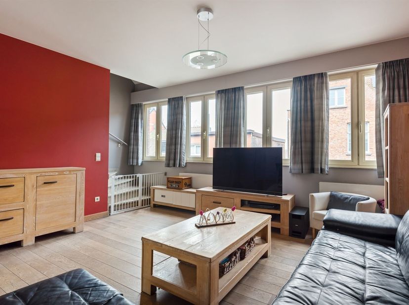 Immeuble commercial avec entrepôt et maison unifamiliale - situation privilégiée à Hoogstraten<br />
<br />
Ces deux biens sont situés à Vrijheid 7