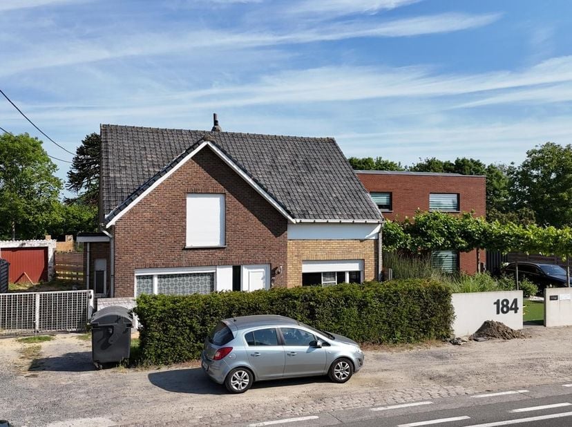 Deze woning is gelegen op een royaal perceel van 1126 m², met een straatbreedte van 14 meter. Het perceel is volledig bouwgrond, wat verschillende ont