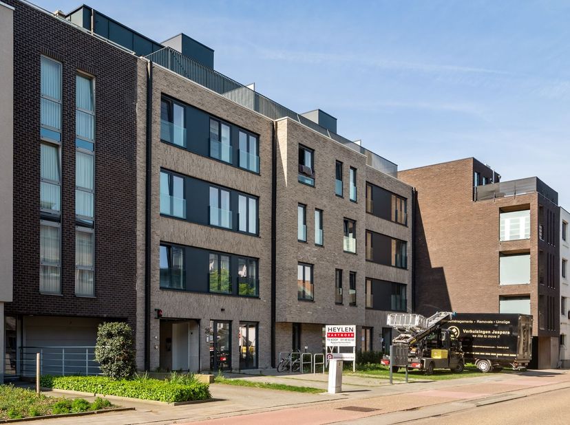 Welkom in Residentie Mosa, een kwalitatieve residentie op een bijzonder gegeerde locatie in Hasselt. Gelegen aan de Maastrichtersteenweg 129 woont u h