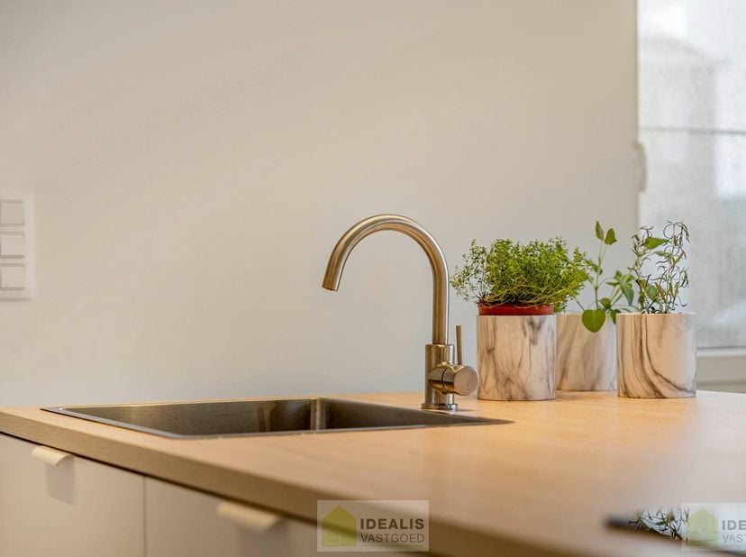 IDEALIS VASTGOED – Schitterend volledig vernieuwde woning met een heerlijke open leefruimte, luxe keuken, 3 ruime slaapkamers, twee badkamers én een r