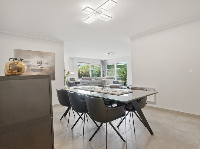 Prachtig instapklaar woonappartement (109 m² + 44 m² tuin en terras) vlakbij zee!<br />
Ontdek dit uniek gelegen gelijkvloers appartement in Nieuwpoor