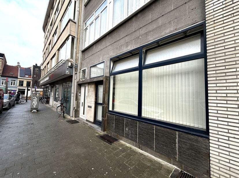Immeuble commercial de 117 m² à rafraîchir sur un excellent emplacement !<br />
 Situation : Cet immeuble commercial spacieux bénéficie d'une situati
