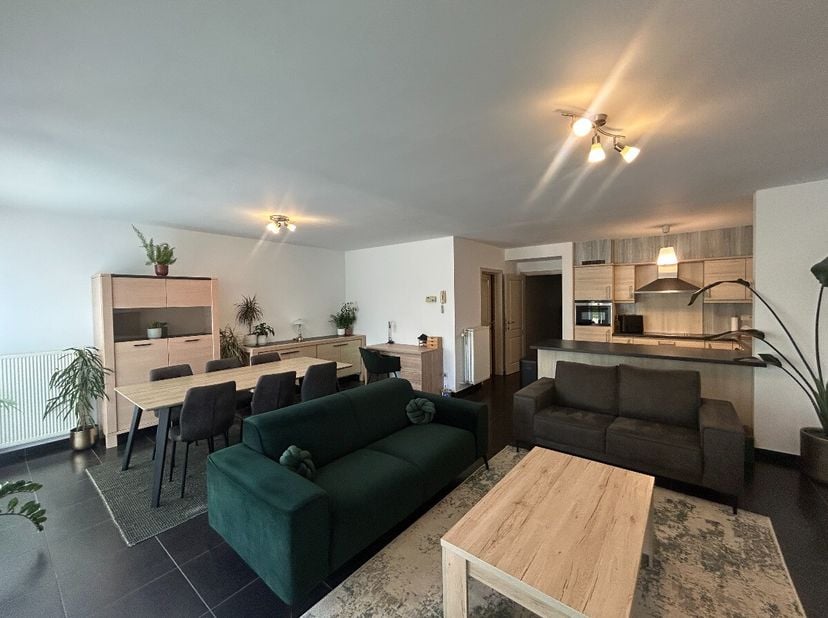Gelijkvloers appartement met 1 slaapkamer en tuin:Indeling: inkomhal, toilet, slaapkamer, badkamer, berging/wasplaats en woonkamer met keukenMooi tuin