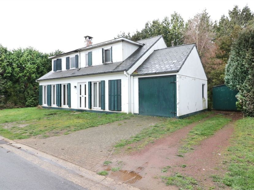 Propriété au calme avec potentiel sur un grand terrain à Schaffen<br />
<br />
Dans une rue agréable et résidentielle de Schaffen, ce lotissement ouve