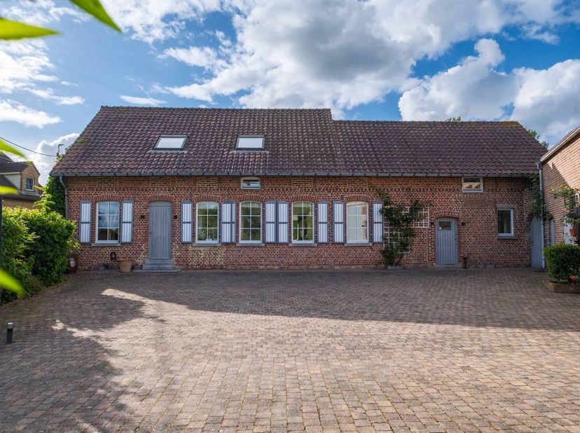 Dit prachtige, instapklare huis in het rustige en landelijke Sint-Maria-Lierde staat te koop. Deze authentieke hoeve, die oorspronkelijk bestond uit t