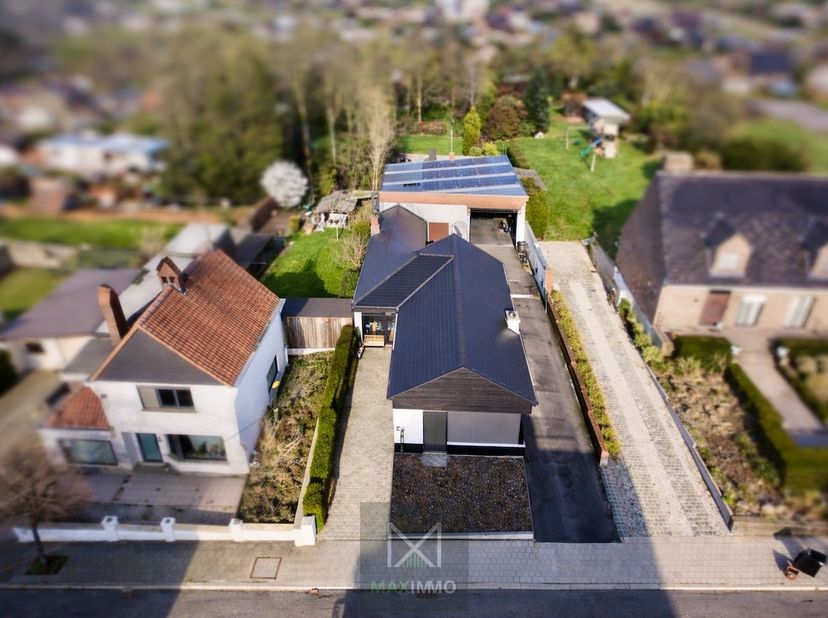 In het centrum van Marke vinden we deze ruime gelijkvloerse bungalow met tal van mogelijkheden. De eigendom combineert comfortabel wonen met extra rui
