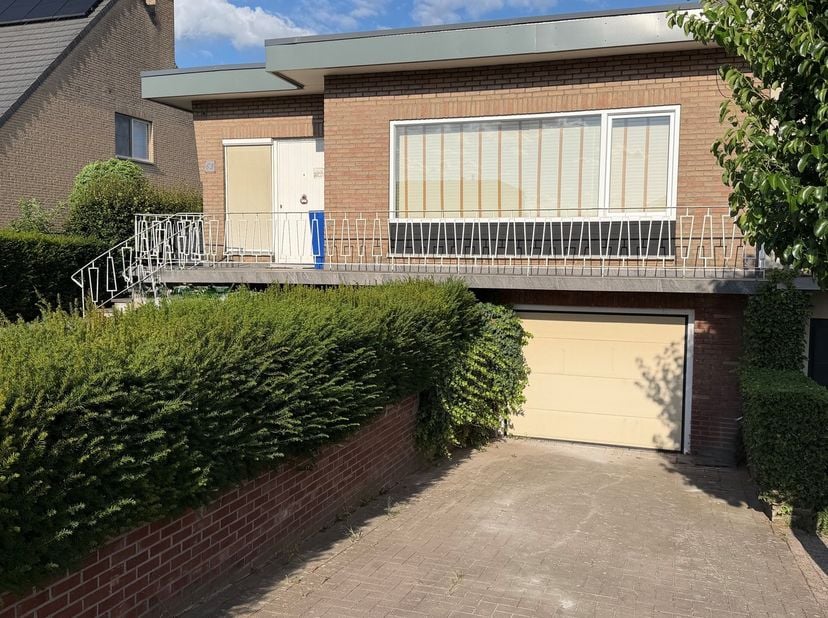 De woning is gelegen in een rustige, residentiële omgeving, dichtbij de oude dorpskern van Neerharen, en in de nabijheid van wandelgebieden.<br />
Het