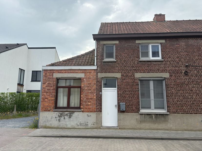 Nabij het centrum van Deinze vindt u deze halfopen woning. Winkels, scholen, ... in de nabije omgeving. Vlotte verbinding met de belangrijke invalsweg