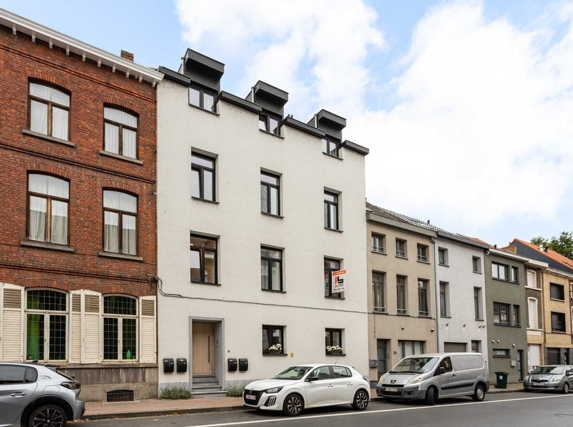 PRENEZ RENDEZ-VOUS POUR LA VISITE – 0488 98 13 30 ou jens@immoboss.be<br />
Ce triplex économe en énergie, idéalement situé, se trouve en plein cœur d