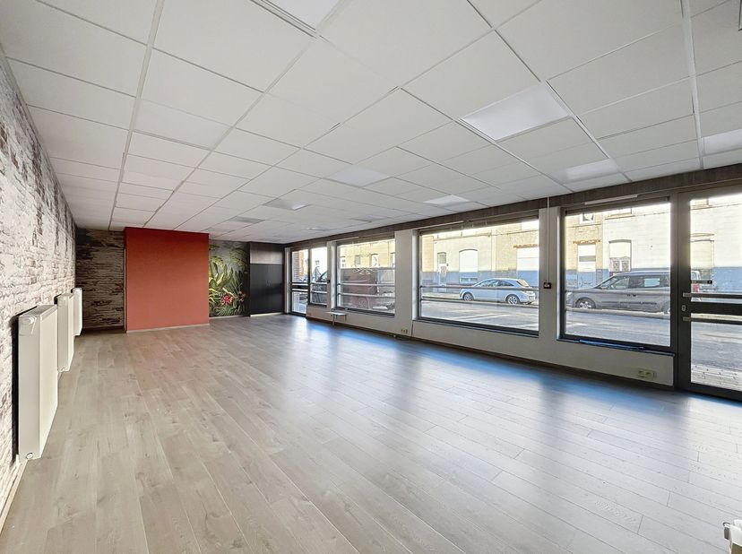 Contact: Rémi Van Der Stichelen - 0472/12.26.85<br />
Superbe surface commerciale de +/-70 m² située dans une rue commerçante entre Tournai et Froyenn