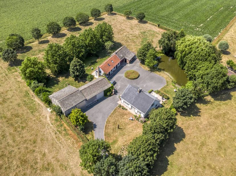 Cette propriété polyvalente est située dans un endroit calme et rural à Hoogstade, à une courte distance de Furnes, d'Ypres, de Poperinge et de la côt