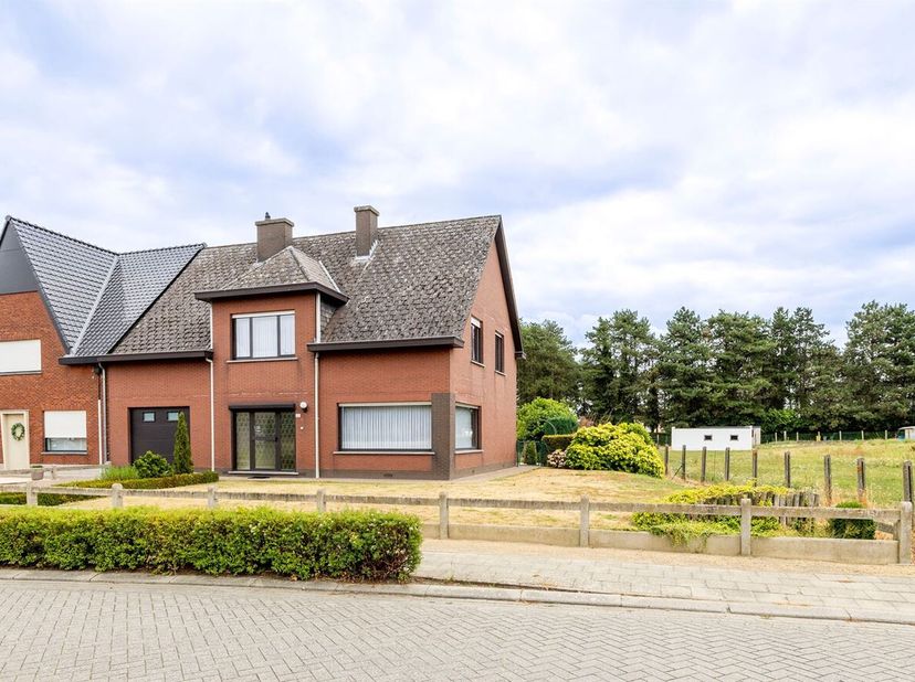 Spacieuse maison de 4 chambres idéalement située à Hulshout ! <br />
Cette maison est située dans un cadre verdoyant et adapté aux enfants, tout en ét