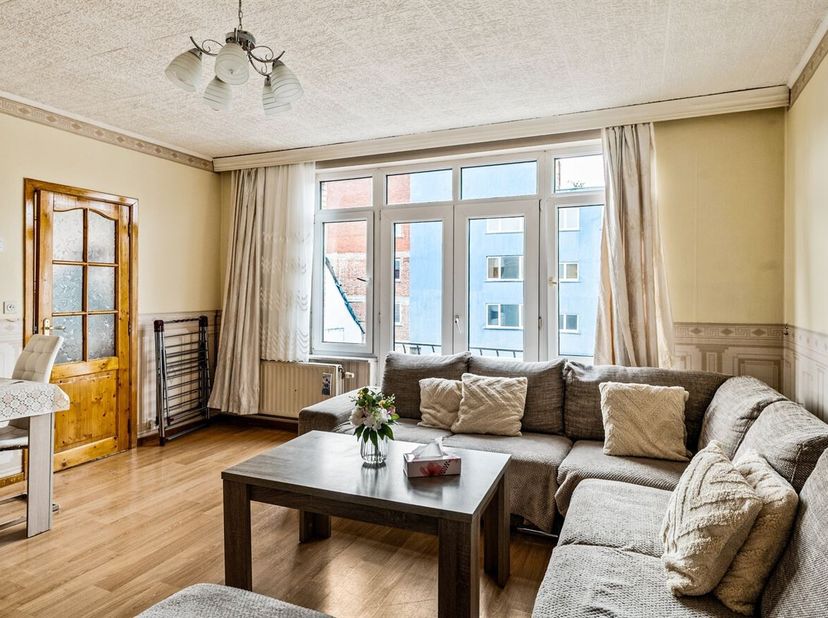 Situation : Le bien immobilier situé au 65 Tulpstraat, 2060 Anvers, se trouve dans un quartier urbain animé, au nord du centre-ville historique d'Anve