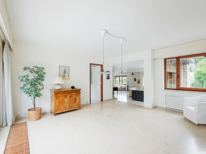 Tervuren: Gelegen in een van de meest gegeerde wijken van Tervuren, bevindt deze lichtrijke villa, gebouwd in 1989, zich op een prachtig perceel van ±
