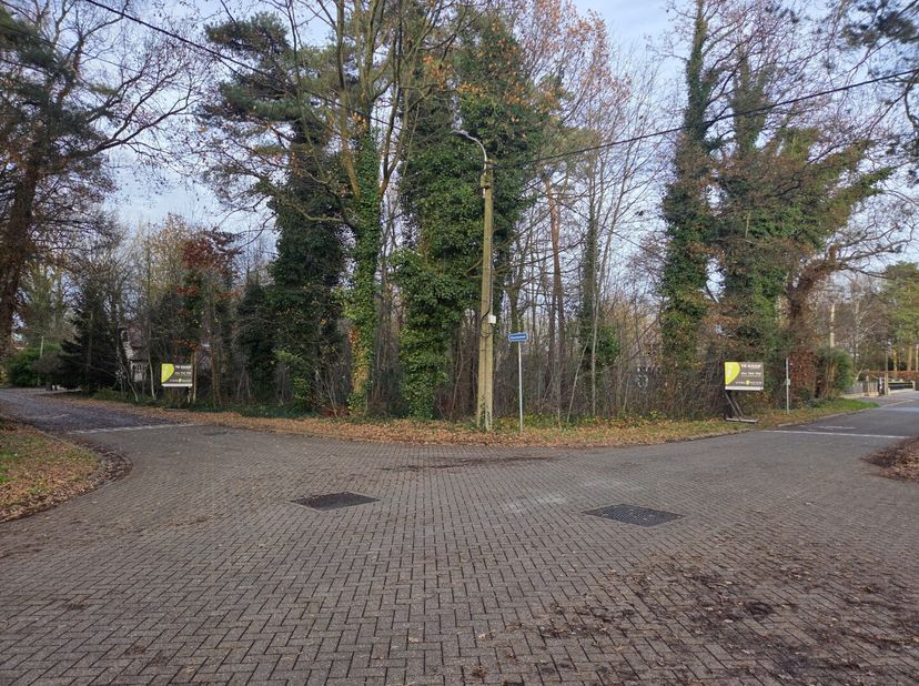 Deze villagrond is gunstig gelegen in een bosrijke, rustige en residentiële omgeving. Vlotte verbinding naar zowel het centrum van Balen als dat van M