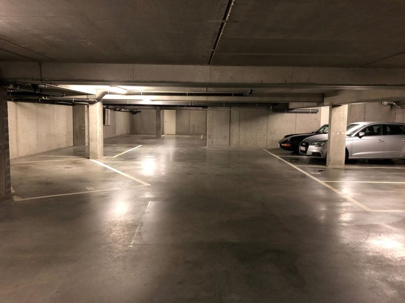 Autostaanplaats in ondergrondse parking te centrum Merendree.<br />
Inrit via automatische kantelpoort langs zijde Merendreedorp.<br />
Onmiddellijk b