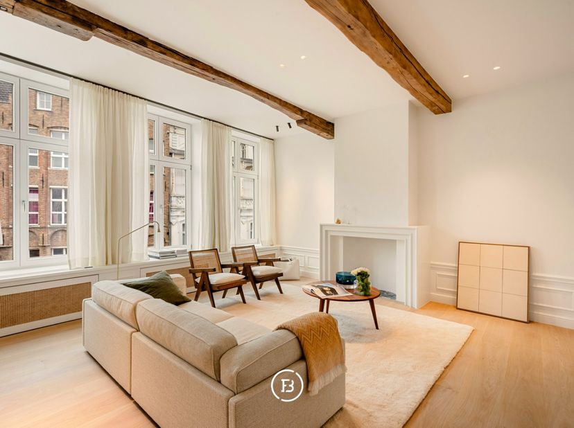 Gelegen op het idyllische Sint-Jansplein vinden we deze uiterst exclusieve herenwoning. De woning onderging in 2025 een volledige totaalrenovatie en k