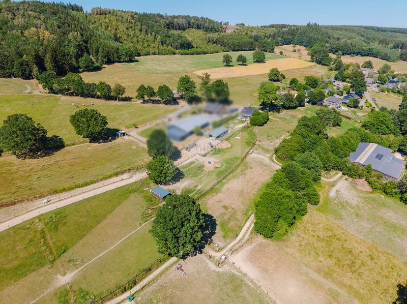 À quelques minutes seulement du centre-ville de Vielsalm et à proximité immédiate du Luxembourg, cette propriété bénéficie d'une situation idéale, all