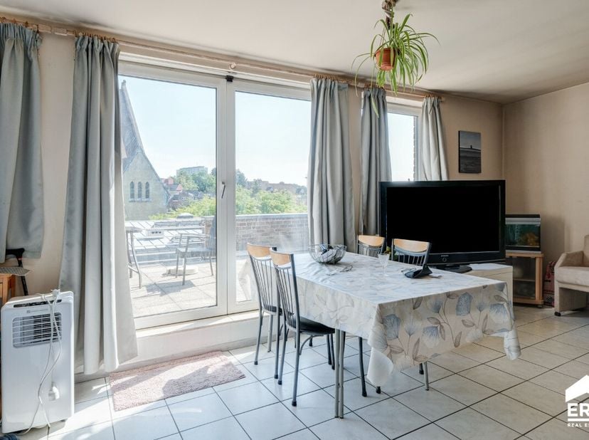 artement in het centrum van Genk met zuidgericht terras en vrij uitzicht.Dit appartement is gelegen in het hart van Genk, vlak bij scholen, openbaar v