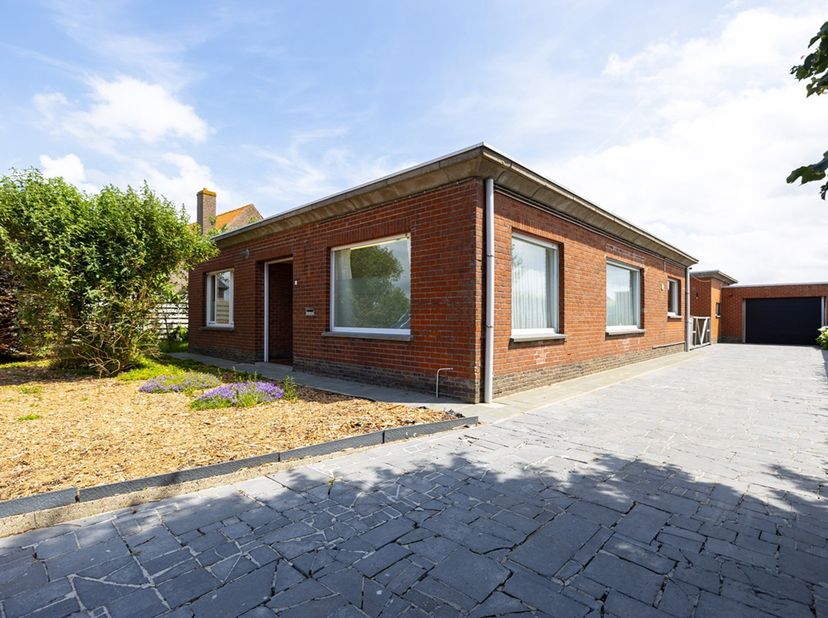 Gelijkvloerse, rolstoelvriendelijke bungalow met polyvalent bijgebouw op een ruim perceel in Ruddervoorde<br />
Bent u op zoek naar een comfortabele w