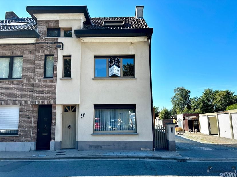 Knusse woning in centrum Hamme<br />
Deze eengezinswoning is centraal gelegen.<br />
Je kan de woning betreden via de hoofdingang, zo kom je in de l