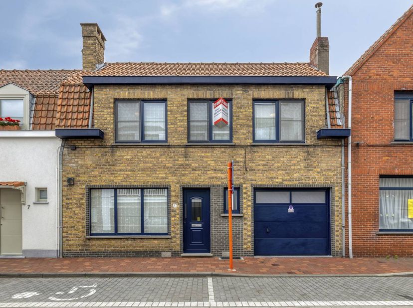 Ontdek deze ruime en charmante gezinswoning in het bruisende Knokke-Heist. Met drie slaapkamers, twee badkamers, een inpandige garage en een zonnige t
