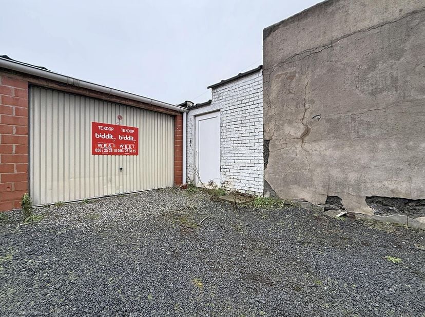 DUBBELE GARAGE<br />
Dubbele garage te koop in Izegem met oprit ervoor. Tevens mogelijkheid om gebundeld aan te kopen met naastliggend perceel met woo