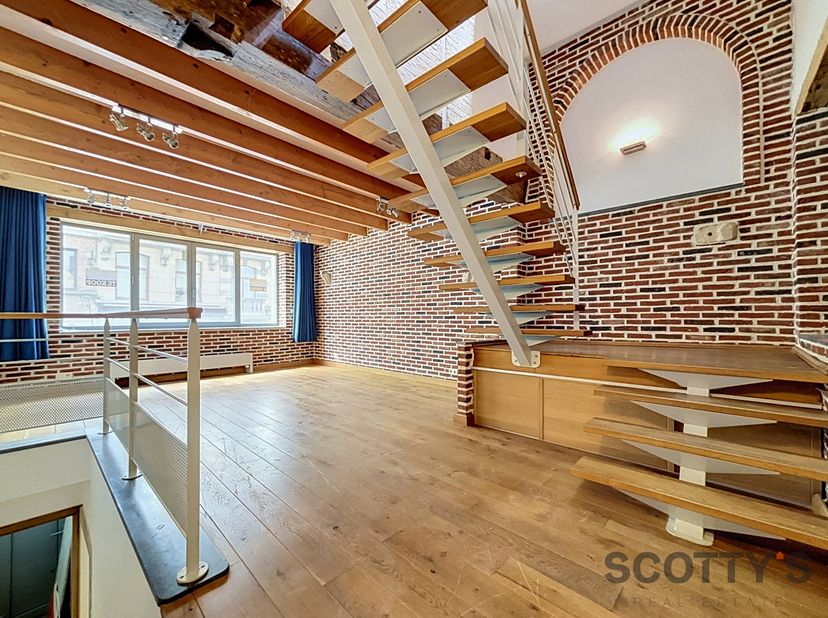 Située au cœur du centre historique de Bruxelles, cette magnifique maison commerciale de caractère offre une opportunité rare de combiner activité pro