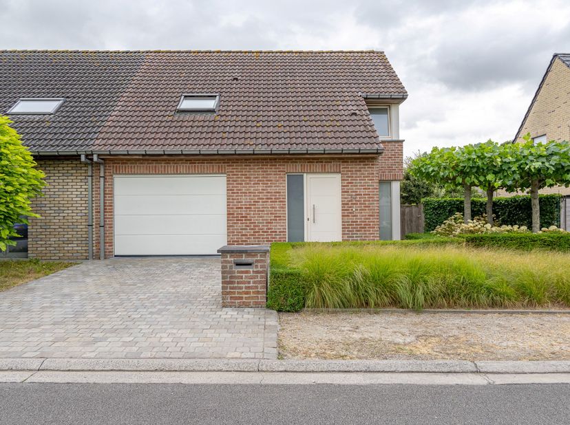 - Instapklare halfopen woning, volledig gerenoveerd<br />
- Rustige ligging in het centrum van Zonnebeke: De Patine 82<br />
- Lichtrijke leefruimte m