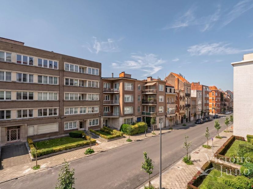 Victoire-Junot biedt u exclusief dit prachtige appartement volledig gerenoveerd door de architect Olivier Dwek, gelegen in een rustige en gewilde stra