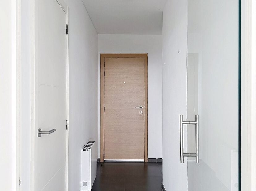 Dit gemeubeld appartement bestaat uit: living - keuken - ruim terras - nachthal - berging/wasplaats - toilet - badkamer - 2 slaapkamers.<br />
Huurpri