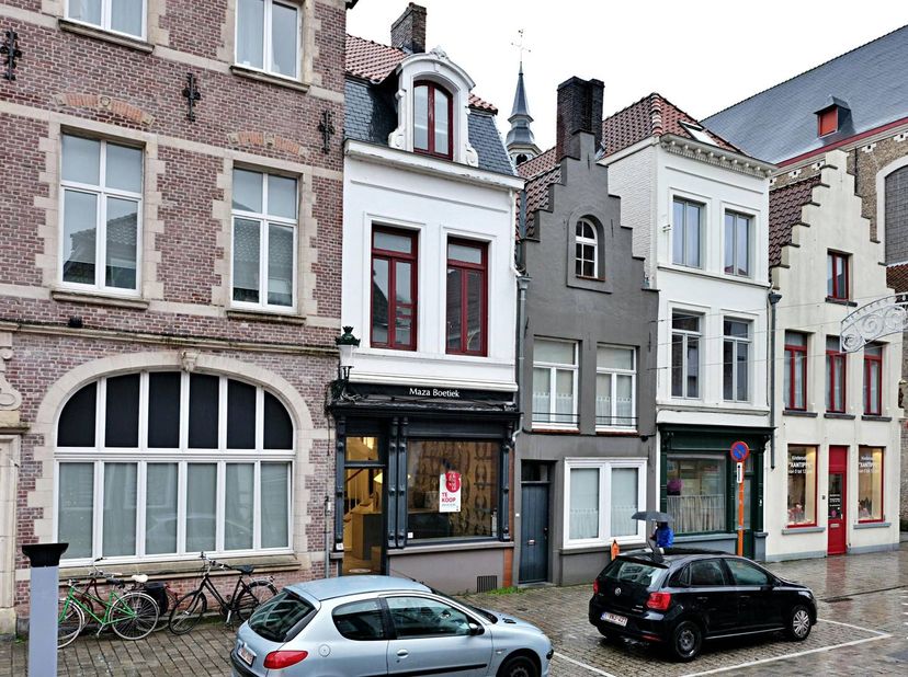 Local commercial à vendre dans l'Ezelstraat, dans le centre de Bruges, sur l'une des principales routes d'accès à Markt.<br />
<br />
Cet espace comme
