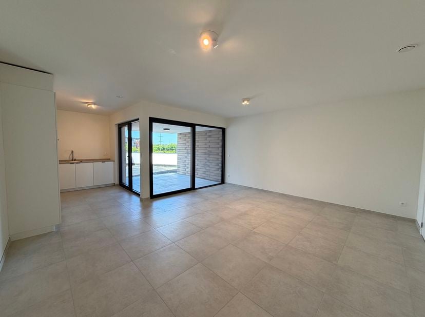 Prachtig nieuwbouwappartement met 1 slaapkamer en eerste bewoning. Dit energiezuinige appartement beschikt over een lichtrijke leefruimte, een ruim te