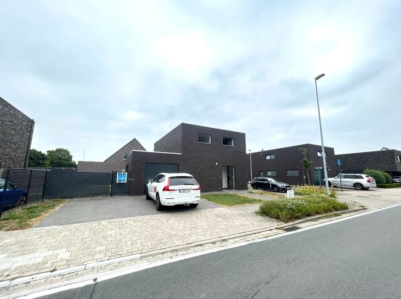 Villa moderne avec 3 chambres et garage.rez-de-chaussée: entrée, toilet séparé avec lavabo, 1° remise, living spacieuse avec cuisine ouverte, 2° remis
