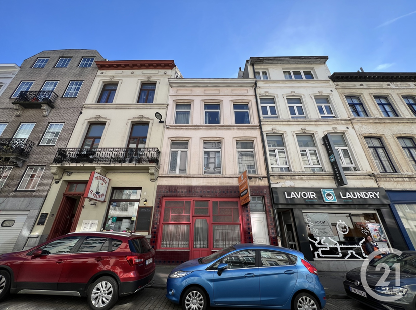 Dit gemengde pand van 172 m² (volgens EPC) ligt op een steenworp afstand van het Jourdanplein en geniet van een strategische ligging, vlak bij winkels