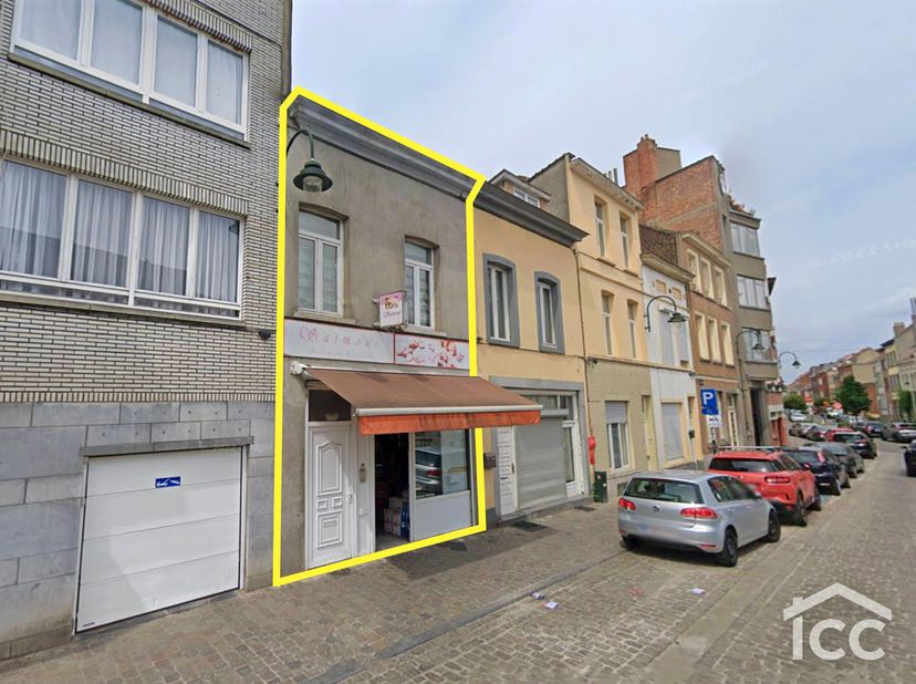 Gelegen in de onmiddellijke nabijheid van het Emile Bockstaelplein, het gerechtshof, het openbaar vervoer, scholen en winkels, profiteert dit gemengd