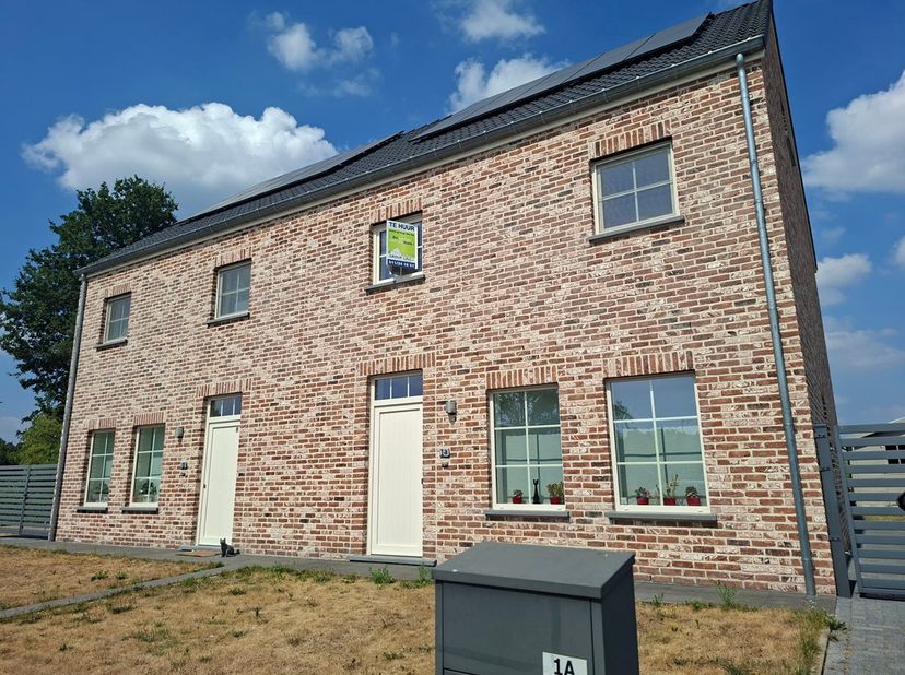 Prachtige woning in pastoriestijl.<br />
<br />
Deze halfopen bebouwing werd gebouwd met kwaliteitsvolle materialen en werd voorzien van alle modern c