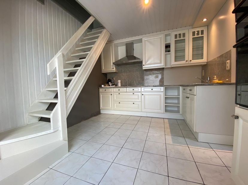 Deze woning bestaat uit: inkomhal - living - keuken - badkamer - toilet - wasplaas - terras - nachthal - 2 slaapkamers. <br />
<br />
De vermelde EPC-