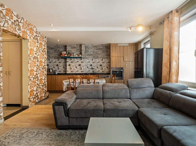 Gelegen aan de Runkstersteenweg bevindt dit appartement zich op een strategische locatie met vlotte verbinding naar het centrum en de belangrijkste in