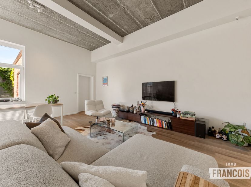 Bent u op zoek naar een sfeervol en instapklaar appartement op een uitstekende ligging in Brugge? Dan is dit charmante tweeslaapkamerappartement zeker